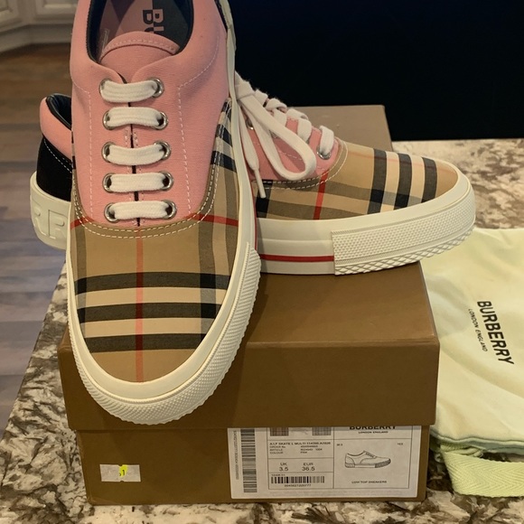Burberry gym shoes - Picture 1 of 9